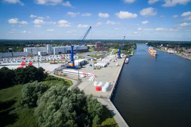 Luftbild des Hafens im Betrieb