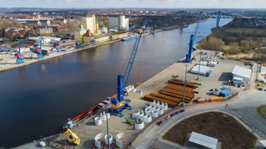 Luftbild des Rendsburg Ports im Betrieb