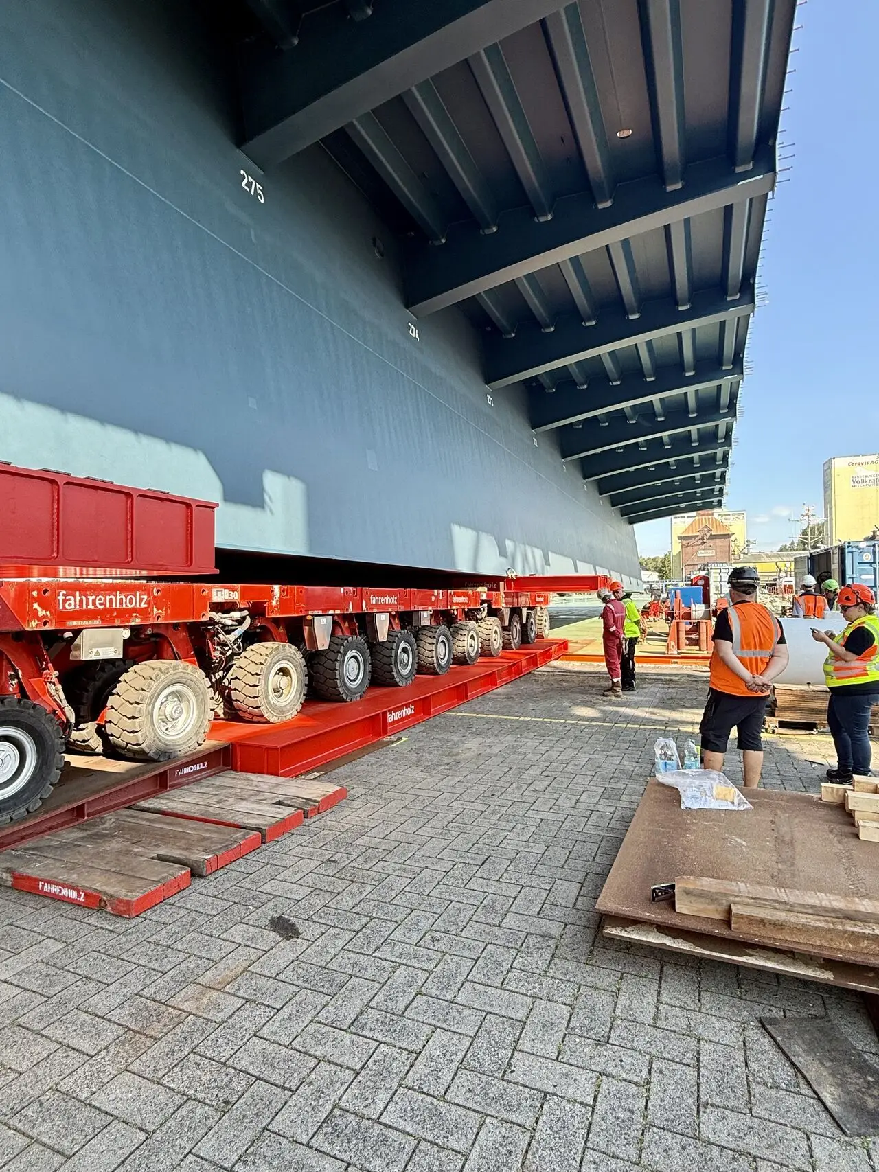 Nahaufnahme eines der Schwerlastmodule mit seinen zahlreichen Rädern unter dem Mittelstück der neuen Rader Hochbrücke