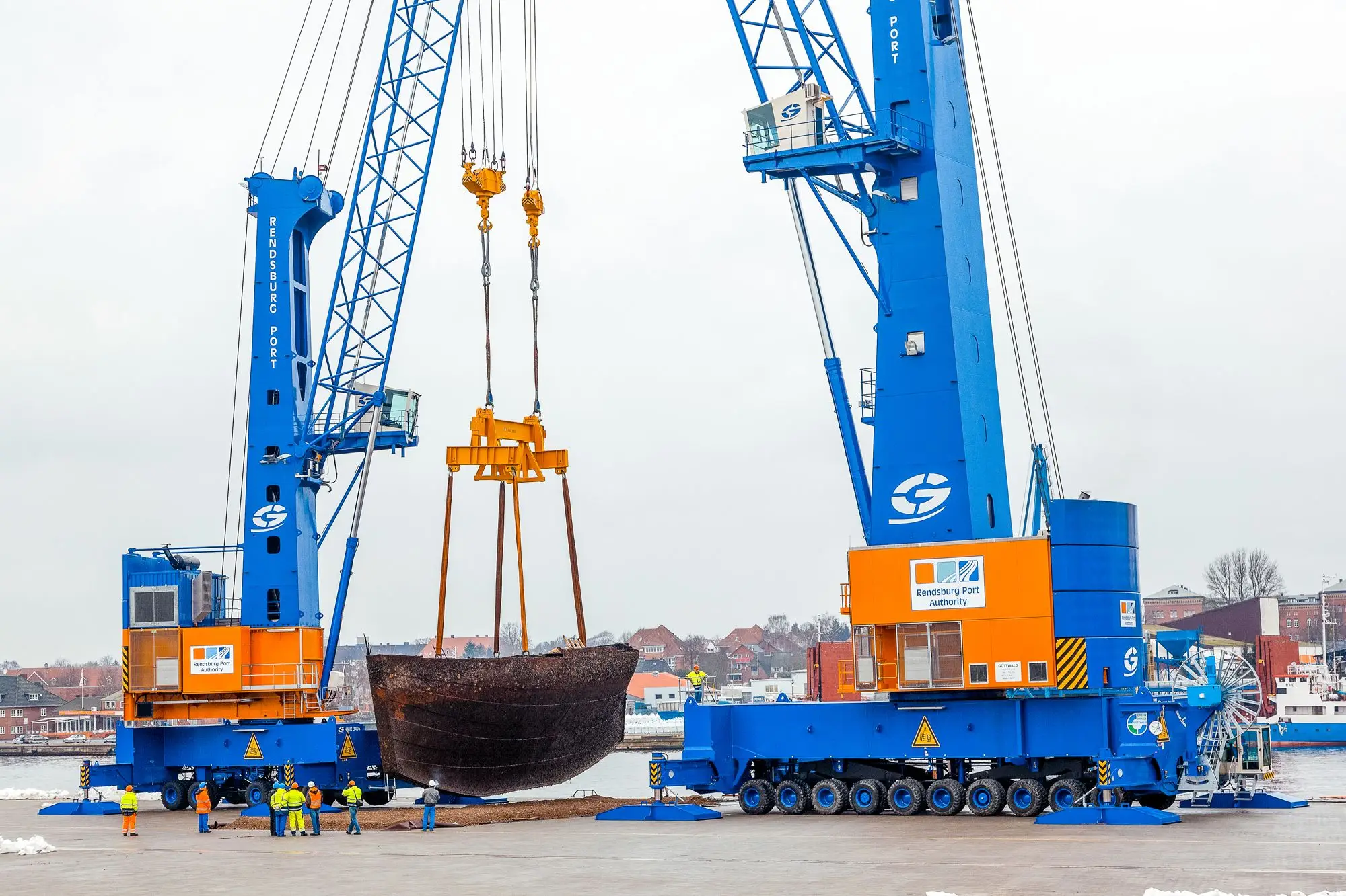 Mobile harbour cranes in tandem operation