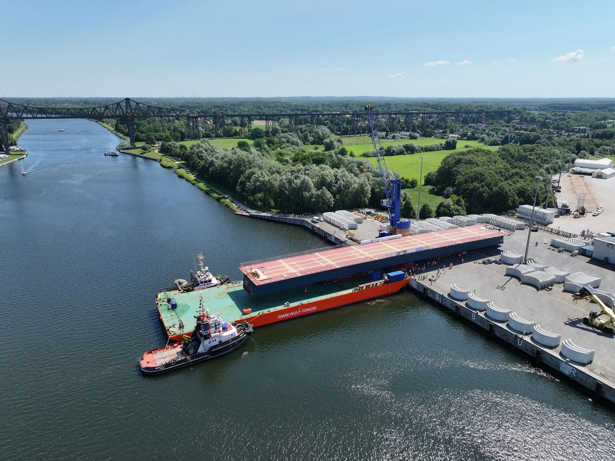 Mehr als die Hälfte des 118 Meter langen Brückenteils steht auf dem Ponton.