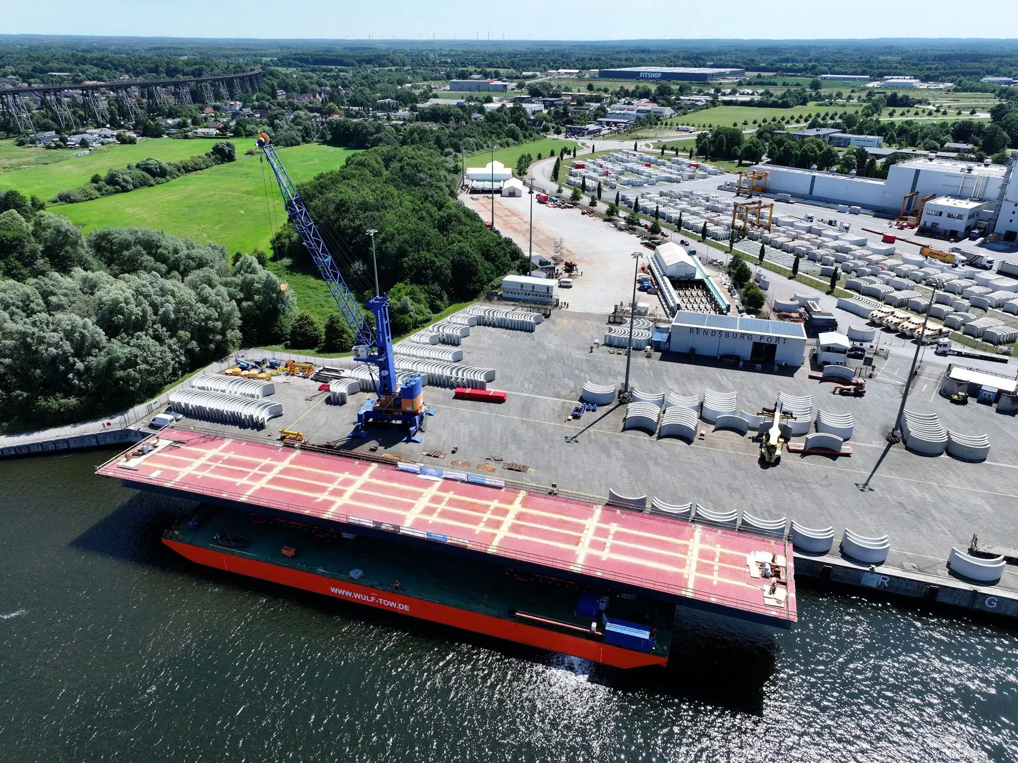Luftaufnahme: Das Brückenteil ist vollständig auf dem Ponton verladen.